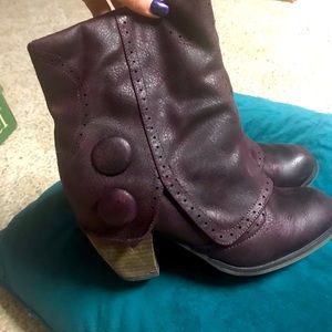 Not Rated sz 9 burgundy Victorian look boots